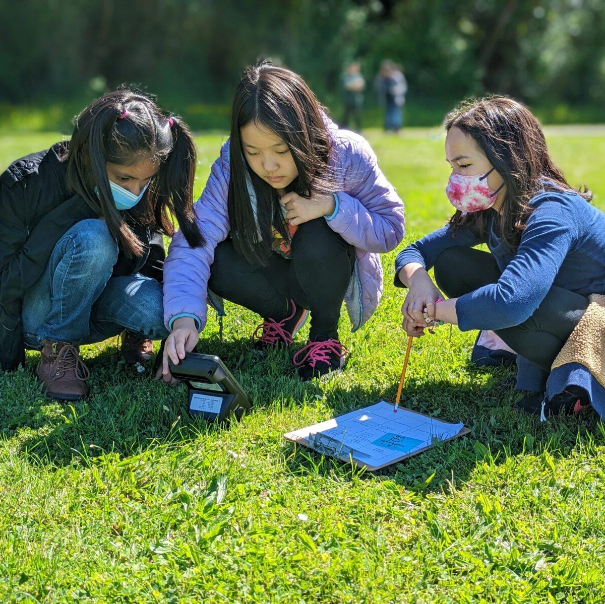 今年夏天，图克维拉学区的学生监测了校园内的空气质量，这是EarthGen的“呼吸更轻松”项目的一部分.