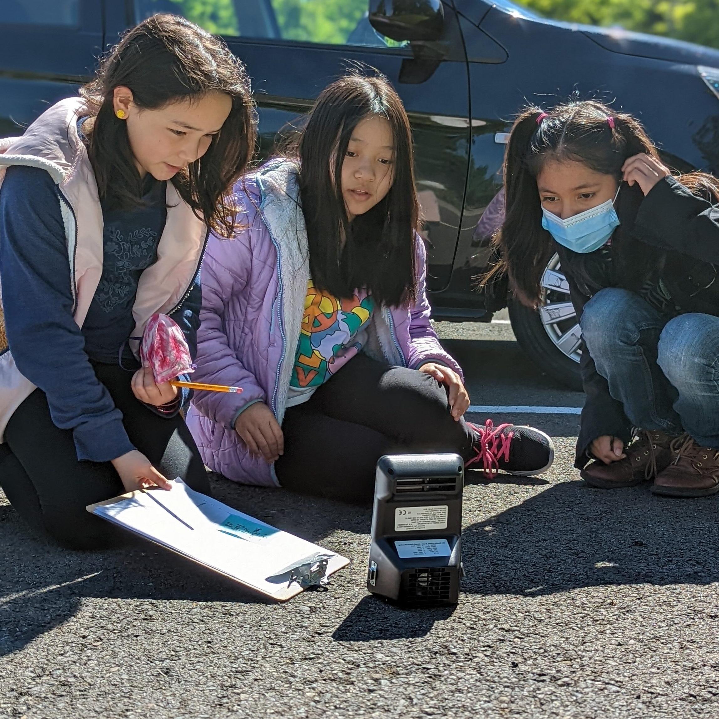 今年夏天，图克维拉学区的学生监测了校园内的空气质量，这是EarthGen的“呼吸更轻松”项目的一部分.